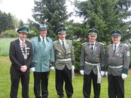 Daniel Hoffmann, Norbert Clement, Hubert Padberg, Erwin Sauerwald (Hauptmann) und Hans Joachim Appelhans (Geschäftsführer der Schützenbruderschaft Hildfeld) nach der Ehrung